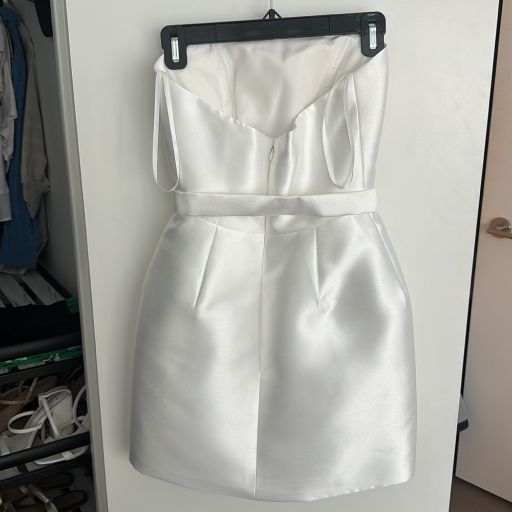 UNTAMED PETALS BY AMANDA JUDGE Strapless Satin Mini Bridal Dress in White - Picture 4 of 5